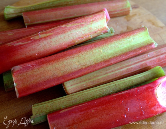 Для начинки мне достались такие мясистые стебли ревеня.
