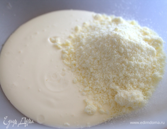 Для заливки в сметану или сливки всыпать творог. У меня сухой.