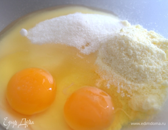 Вбить яйца (2–3 шт.).