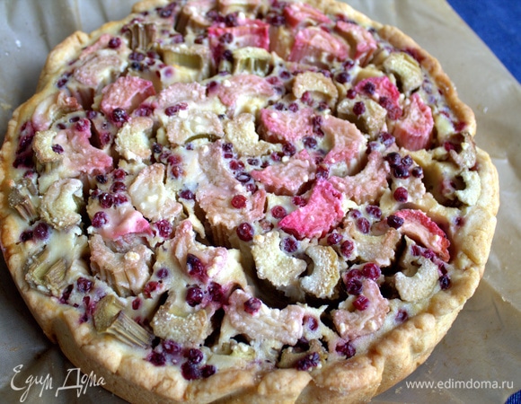 Выпекаем до готовности. Пирог я оставляла на ночь в выключенной духовке. Такого рода пироги лучше не трогать до остывания, иначе кусочки не будут держать форму.