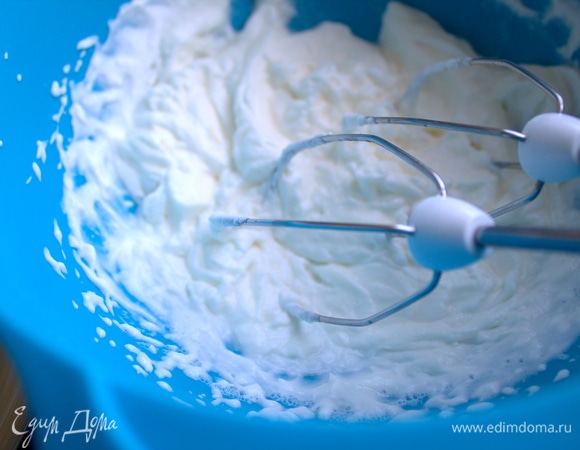 Вкусно подать такой фруктовый пирог со взбитыми сливками.