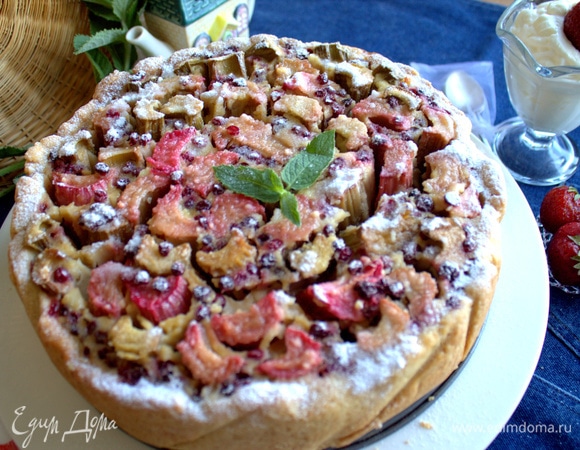 Если у вас много клубники, ревень можно заменить ягодой, но мне не очень она нравится в запеченном виде.