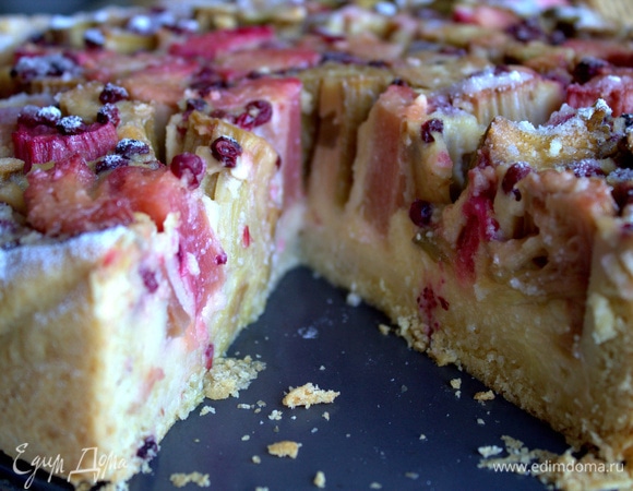 Корж не очень плотный, полумягкий от заливки, но при этом он достаточно хорошо держит высокую начинку.