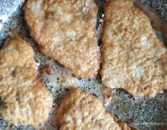 Крупный кусок филе грудки индейки нарезать на стейки поперек волокон. Можно взять уже готовые стейки. Отбить, посолить и поперчить. В миску разбить одно яйцо. Муку выложить на тарелку. В сковороде разогреть растительное масло. Отбивные обвалять в муке, со всех сторон окунуть в яйцо и выложить на сковороду. Обжаривать на достаточно сильном огне до румяной корочки (примерно по 3 минуты с каждой стороны).