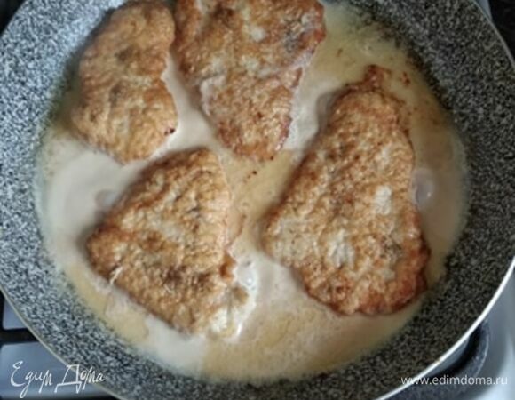 В сковороду влить молоко примерно до середины кусочков мяса. Огонь уменьшить до среднего и готовить, пока молоко не выпарится. В процессе перевернуть отбивные один раз. Мясо готово. Подавать с любимым гарниром. Приятного аппетита!