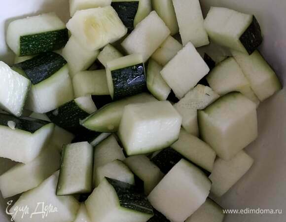 Кабачки промыть, обсушить, нарезать крупным кубиком, засыпать солью и дать постоять минут 15.