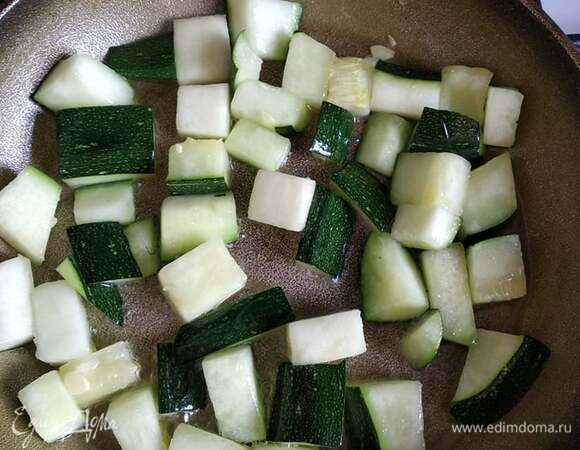 В сковороде разогреть 1 ст. л. оливкового масла, с кабачков слить образовавшуюся воду, обсушить их и выложить в сковороду в один слой. Обжарить до румянца. Кабачки должны остаться хрустящими.