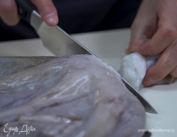 Промыть осьминога, отрезать голову, оставить только щупальца.