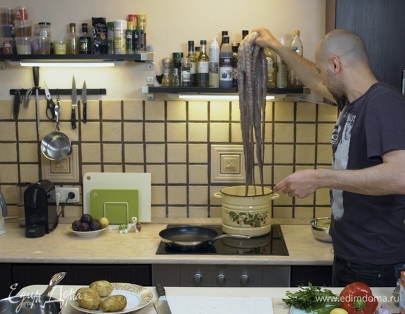 Отправить осьминога в кипящую воду, варить 1 час на медленном огне.