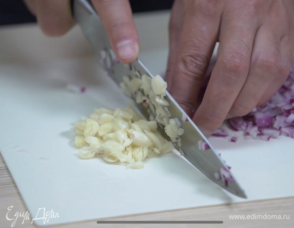 Мелко нарезать лук и чеснок.