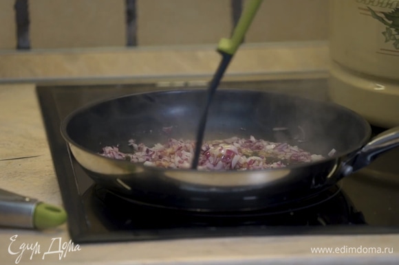На разогретую сковороду налить оливковое масло, выложить нарезанный лук, хорошо обжарить на сильном огне.