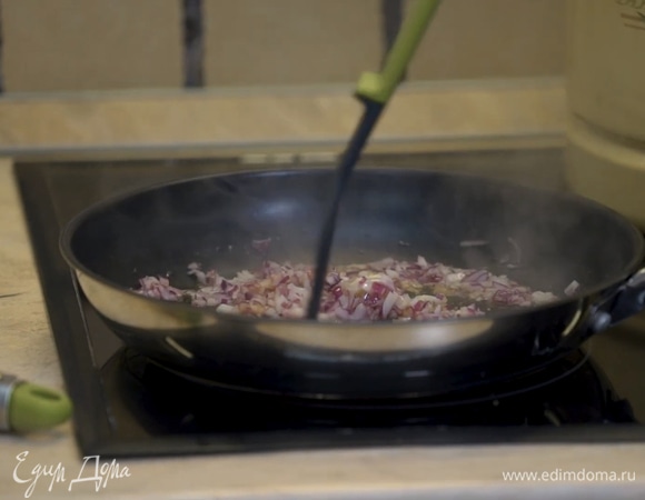 На разогретую сковороду налить оливковое масло, выложить нарезанный лук, хорошо обжарить на сильном огне.