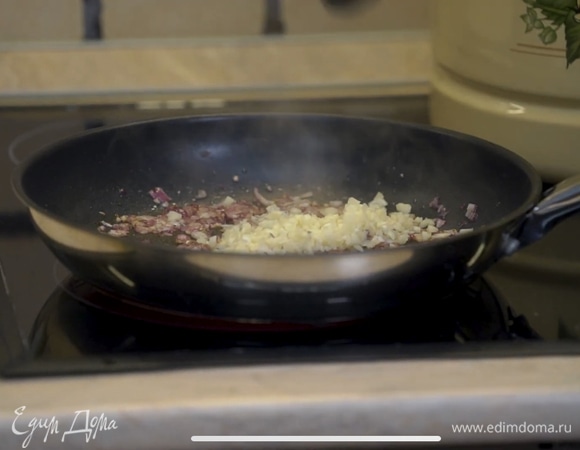 К луку добавить чеснок.