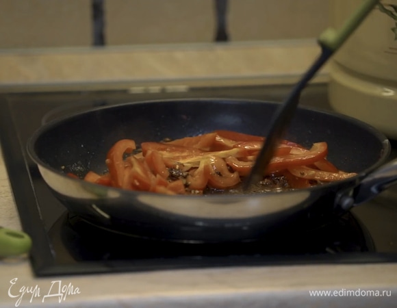 Перец нарезать крупной соломкой, отправить на сковороду к луку и чесноку.