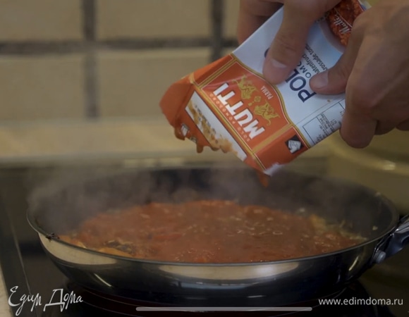 Добавить томаты в сковороду с обжаренными луком, чесноком и перцем. Тушить на медленном огне.
