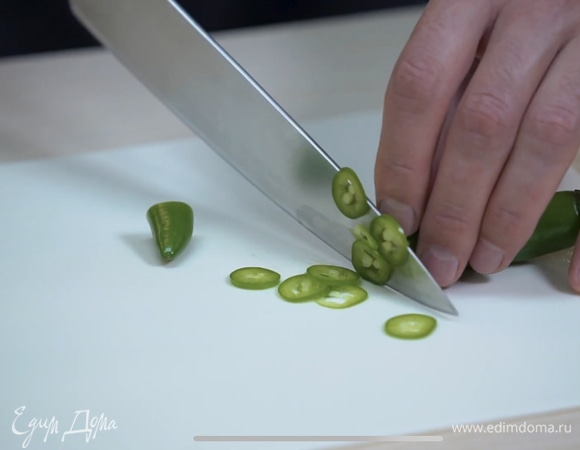 Жгучий перец нарезать кольцами, отправить в сковороду с соусом.