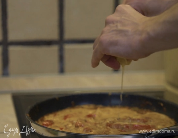 Из половины лимона убрать косточки, выдавить в соус сок.