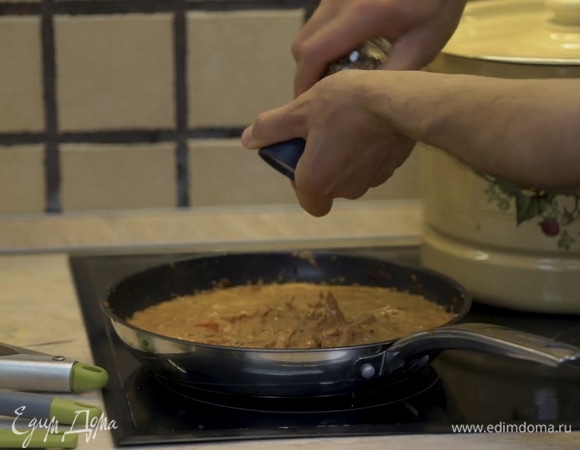 Добавить соль и перец по вкусу, а затем вустерский соус.