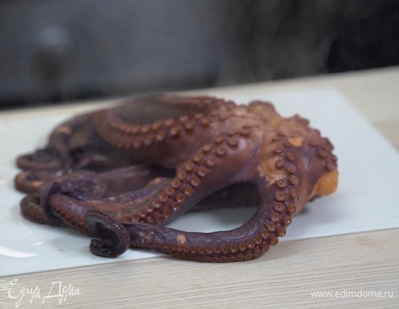 Достать из кастрюли осьминога. Отрезать щупальца.