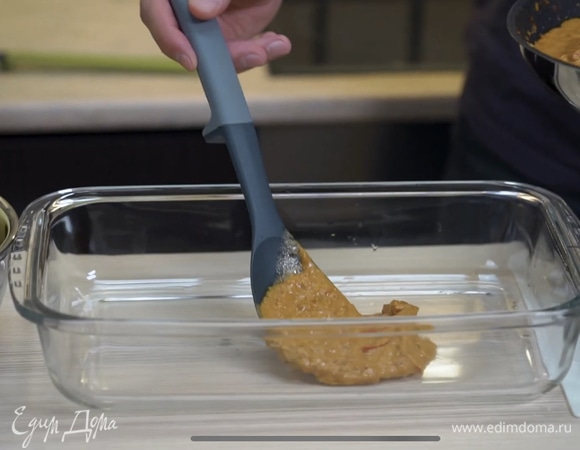 На дно жаропрочной формы выложить половину соуса.