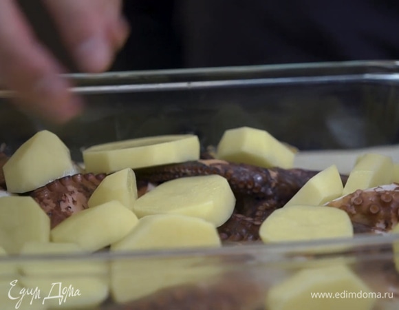 Очищенный картофель нарезать крупными кубиками или кольцами. Выложить в форму на щупальца.