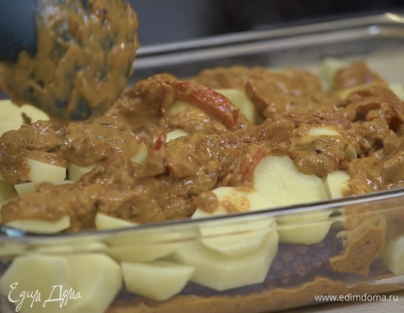 Оставшуюся часть соуса выложить на картофель.