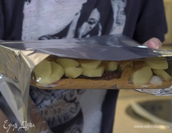 Форму плотно закрыть фольгой со всех сторон. Убрать в духовку на 40 мин, установить температуру 180°C.