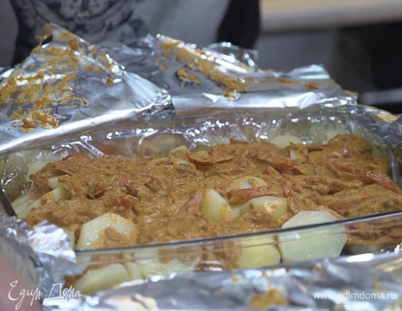 Спустя 40 минут достать форму, сделать надрез в фольге, разложить по тарелкам, украсить свежей зеленью, блюдо готово! Приятного аппетита!