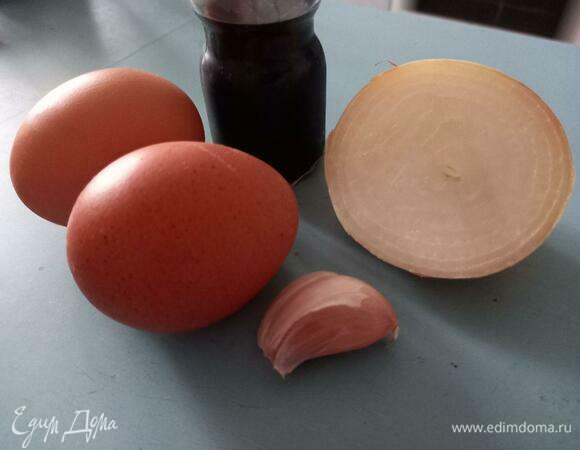 Подготовим ингредиенты. Лук и чеснок почистить, мелко нарезать.