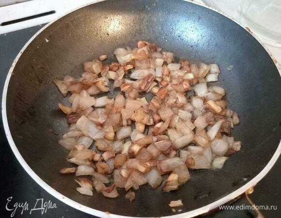 Обжаривать на сильном огне до золотистого цвета.