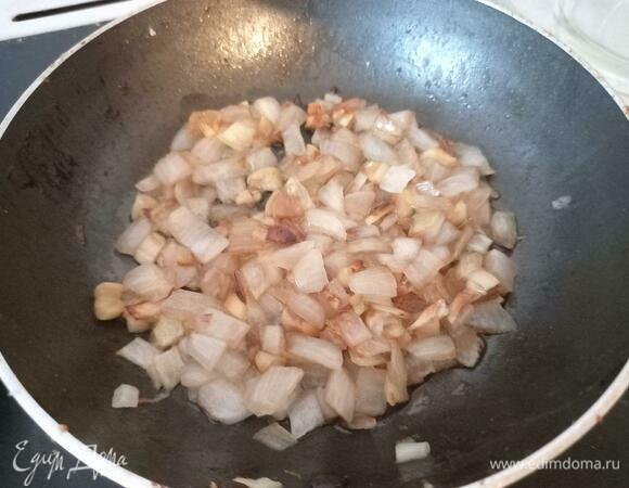 Убавить огонь до среднего, влить соевый соус, добавить черный перец, жарить еще минуту. Если нет соевого соуса, можно просто посолить.