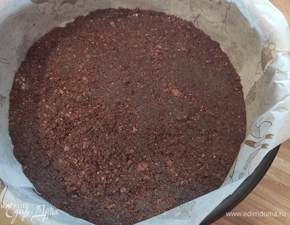 Переложите бисквитную смесь в подготовленную форму. Плотно прижмите и запекайте 10 минут в режиме «верх/низ».