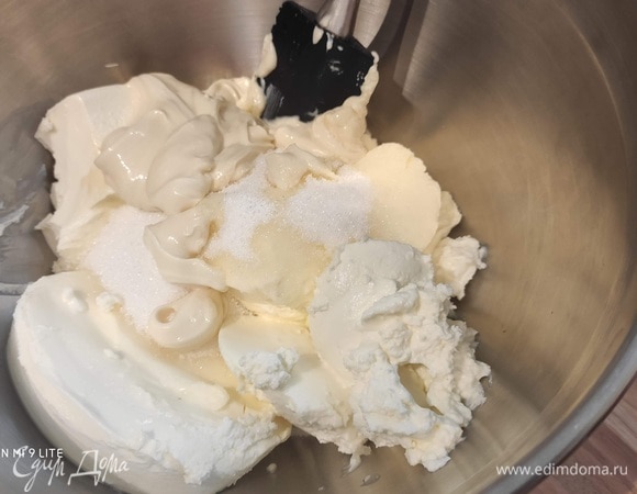 Пока запекается основа, приготовьте смесь для чизкейка. Хорошо перемешайте маскарпоне, сливочный сыр, творог, сахар, крахмал и амаретто. Я взбивала венчиком на средних оборотах.