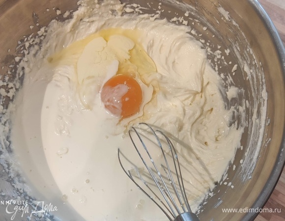 Вручную венчиком вмешайте яйцо и сливки. Не делайте это слишком долго, чтобы в смесь для чизкейка не попало много воздуха.