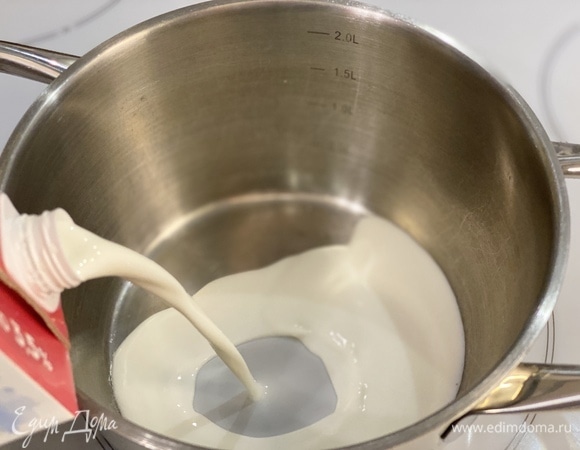 Приготовим крем. Молоко довести до кипения.