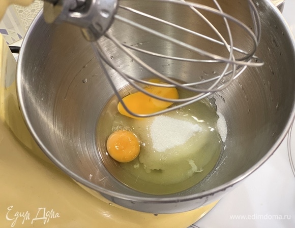 Яйца взбить с сахаром, пока смесь не посветлеет и не загустеет.