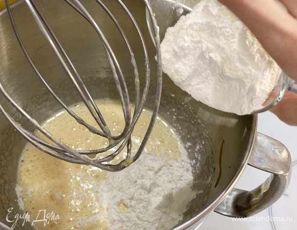 Всыпать крахмал и взбивать до образования однородной массы.