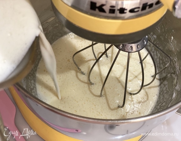 Горячее молоко медленно влить в яичную смесь. Перемешать до образования однородной массы.