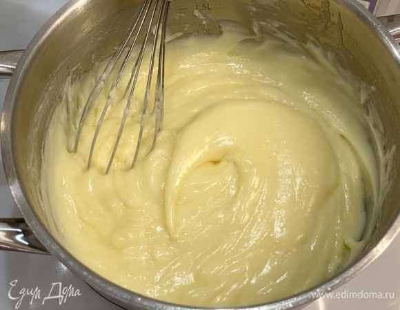 Крем вернуть в кастрюлю, варить на медленном огне, постоянно помешивая, пока не загустеет.