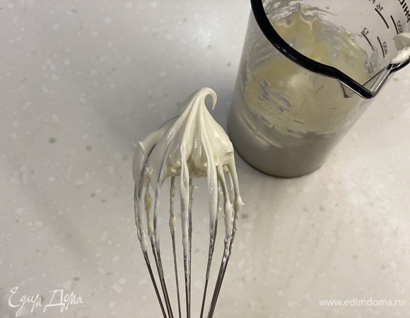 Масло взбить до побеления.