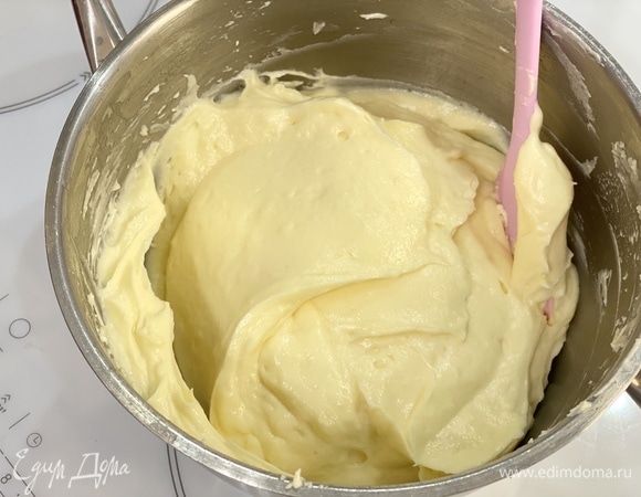 Объединить крем и взбитое масло. Важно, чтобы они были одной температуры. Крем готов.