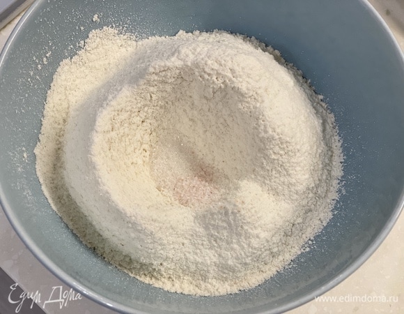 Приготовим тесто. Муку, сахар и соль просеять в миску.