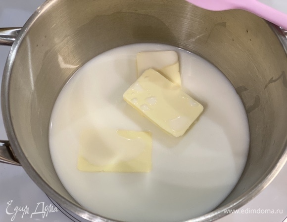 Масло, молоко и воду нагреть, пока масло не растает.