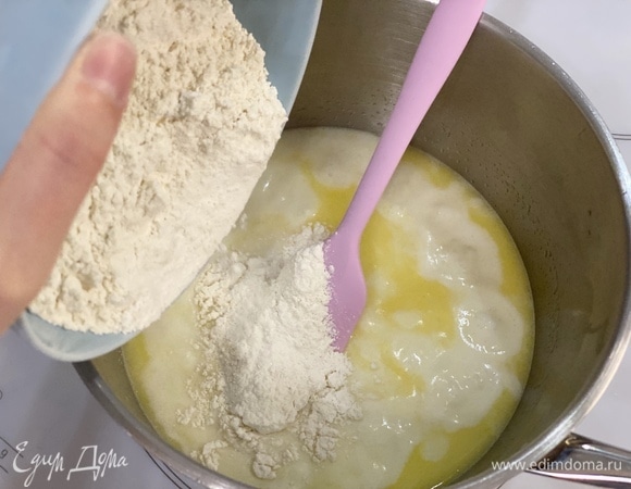 Как только смесь закипит, одним движением всыпать всю муку.