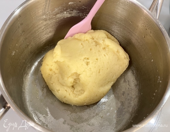 Тщательно перемешать до однородной массы. Помешивать на медленном огне, пока тесто не начнет отставать от краев посуды и не образует ком.