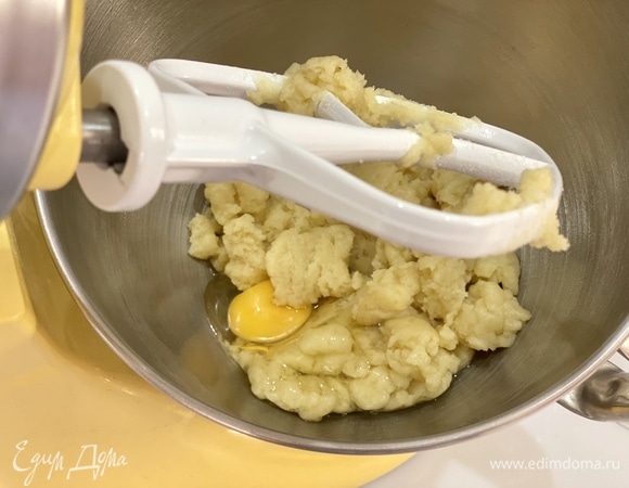 Переложить тесто в чашу миксера. Остудить 2 минуты. Перемешивая массу, постепенно добавлять по одному яйца.
