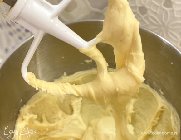 Готовое тесто должно медленно стекать с лопатки. Возможно, потребуются не все яйца.