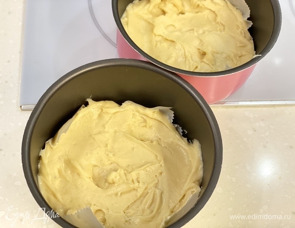 Переложить тесто в две формы, застеленные пергаментом. Выпекать около 20–30 минут при 200°C.