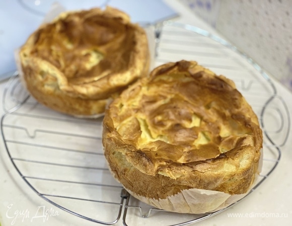 Готовые коржи охладить на решетке.