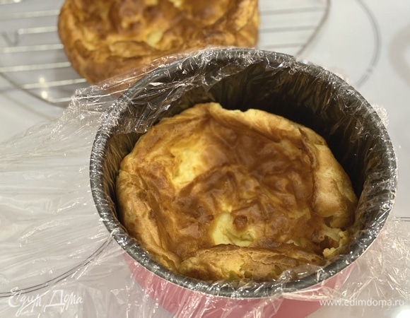 Форму выстелить пищевой пленкой, выложить в нее первый корж.